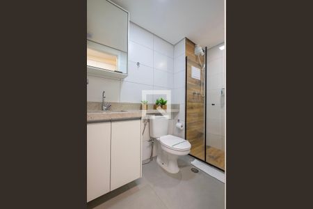 Banheiro de kitnet/studio para alugar com 1 quarto, 28m² em Sumarezinho, São Paulo