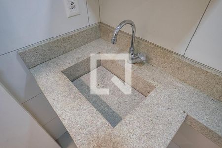 Banheiro de kitnet/studio para alugar com 1 quarto, 28m² em Sumarezinho, São Paulo