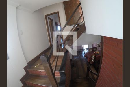 Casa à venda com 330m², 3 quartos e 3 vagasEscada de acesso aos quartos