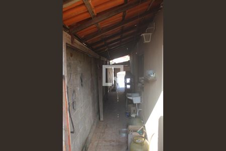 Casa à venda com 330m², 3 quartos e 3 vagasCorredor de acesso a Garagem