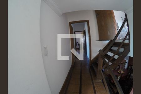 Casa à venda com 330m², 3 quartos e 3 vagasCorredor de acesso aos quartos