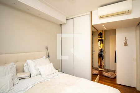 Suíte- cama de casal, armário e ar condicionado  de apartamento para alugar com 2 quartos, 80m² em Moema, São Paulo