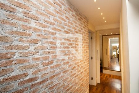 Corredor de acesso aos quartos  de apartamento para alugar com 2 quartos, 80m² em Moema, São Paulo