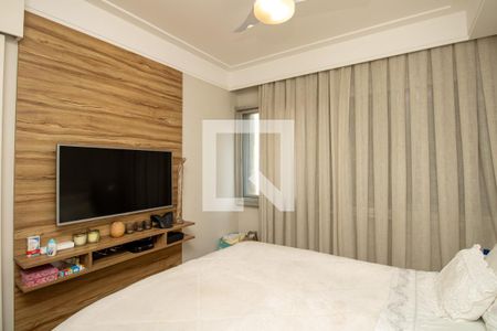Suíte- cortina e painel TV  de apartamento para alugar com 2 quartos, 80m² em Moema, São Paulo