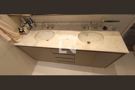 Apartamento à venda com 120m², 3 quartos e 2 vagasBanheiro da Suíte 2