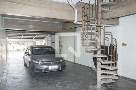 Casa à venda com 220m², 3 quartos e 6 vagas Casa à venda com 220m², 3 quartos e 6 vagasGaragem