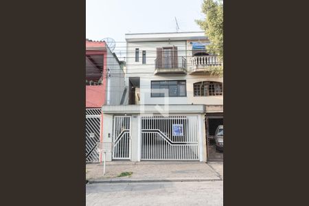 Casa à venda com 220m², 3 quartos e 6 vagas Casa à venda com 220m², 3 quartos e 6 vagasFachada