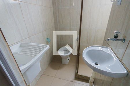 Banheiro de kitnet/studio para alugar com 1 quarto, 30m² em Anil, Rio de Janeiro