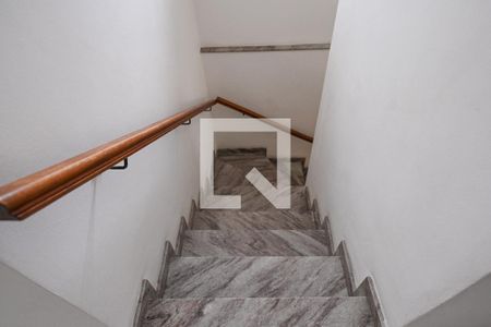 Casa de condomínio à venda com 135m², 3 quartos e 2 vagasEscada