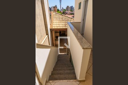 Casa para alugar com 200m², 4 quartos e 4 vagas Casa para alugar com 200m², 4 quartos e 4 vagasEscada