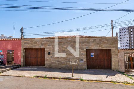 Casa para alugar com 200m², 4 quartos e 4 vagas Casa para alugar com 200m², 4 quartos e 4 vagasFachada