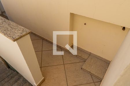 Casa para alugar com 200m², 4 quartos e 4 vagas Casa para alugar com 200m², 4 quartos e 4 vagasEscada