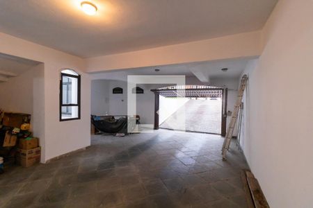 Casa à venda com 330m², 2 quartos e 4 vagas Casa à venda com 330m², 2 quartos e 4 vagasGaragem