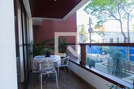 Apartamento à venda com 175m², 4 quartos e 3 vagasVaranda