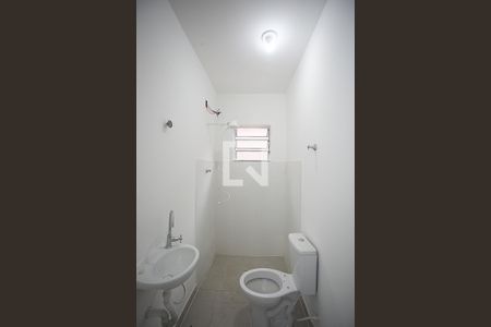 Banheiro de casa para alugar com 1 quarto, 26m² em Jardim Taboão, São Paulo