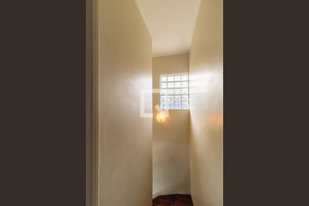 Casa à venda com 240m², 3 quartos e 2 vagasEscada