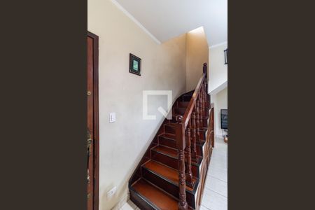 Casa à venda com 240m², 3 quartos e 2 vagasEscada