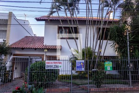 Casa à venda com 225m², 3 quartos e 3 vagas Casa à venda com 225m², 3 quartos e 3 vagasFachada