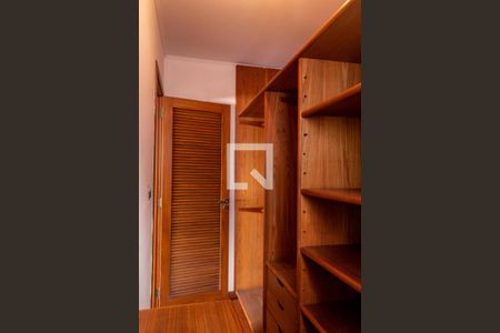 Casa à venda com 225m², 3 quartos e 3 vagas Casa à venda com 225m², 3 quartos e 3 vagasCloset do Quarto 3