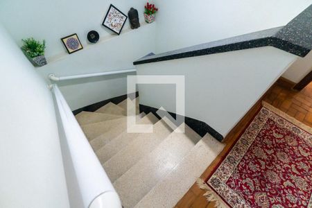 Casa à venda com 160m², 3 quartos e 2 vagasEscada