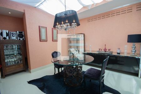 Casa à venda com 540m², 5 quartos e 3 vagas Casa à venda com 540m², 5 quartos e 3 vagasSala de Estar