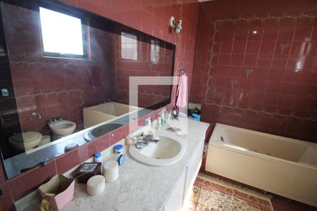 Casa à venda com 235m², 3 quartos e 3 vagasBanheiro da Suíte