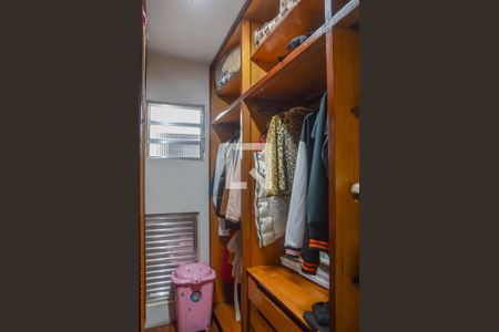 Casa à venda com 350m², 4 quartos e 5 vagas Casa à venda com 350m², 4 quartos e 5 vagasCloset do Quarto 1