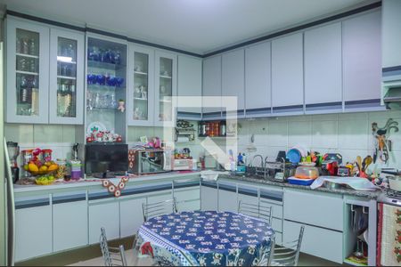 Casa à venda com 350m², 4 quartos e 5 vagas Casa à venda com 350m², 4 quartos e 5 vagasCozinha