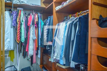 Casa à venda com 350m², 4 quartos e 5 vagas Casa à venda com 350m², 4 quartos e 5 vagasCloset da suíte