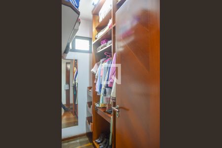 Casa à venda com 350m², 4 quartos e 5 vagas Casa à venda com 350m², 4 quartos e 5 vagasCloset do Quarto 2