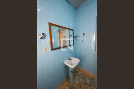 Casa à venda com 400m², 2 quartos e 2 vagasBanheiro 1