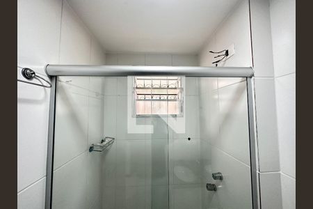 banheiro de apartamento para alugar com 3 quartos, 50m² em Maria Virgínia, Belo Horizonte