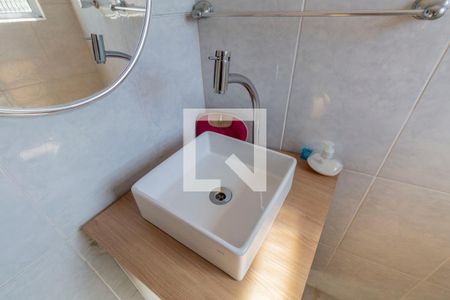 Casa à venda com 70m², 3 quartos e 2 vagas Casa à venda com 70m², 3 quartos e 2 vagasBanheiro