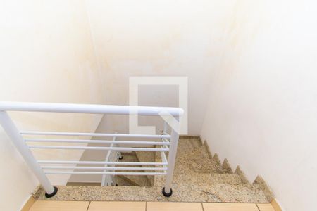 Escada de casa para alugar com 2 quartos, 59m² em Jardim Santa Teresinha, São Paulo