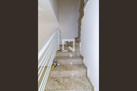 Escada de casa para alugar com 2 quartos, 59m² em Jardim Santa Teresinha, São Paulo