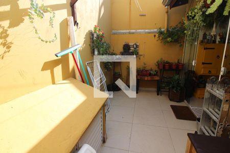 Casa de condomínio à venda com 137m², 3 quartos e 2 vagasQuintal