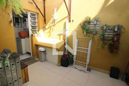 Casa de condomínio à venda com 137m², 3 quartos e 2 vagasQuintal