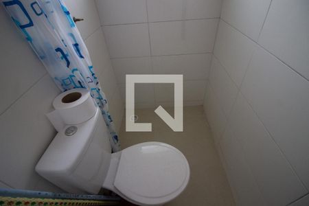 Banheiro de kitnet/studio para alugar com 1 quarto, 25m² em Vila Canero, São Paulo