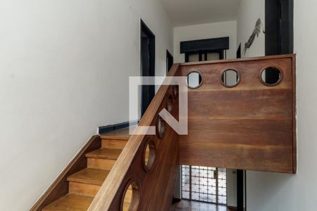Casa à venda com 400m², 3 quartos e sem vaga Casa à venda com 400m², 3 quartos e sem vagaEscada