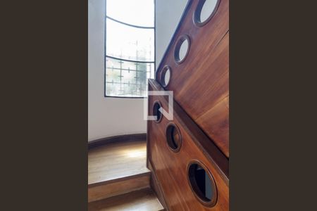 Casa à venda com 400m², 3 quartos e sem vaga Casa à venda com 400m², 3 quartos e sem vagaEscada