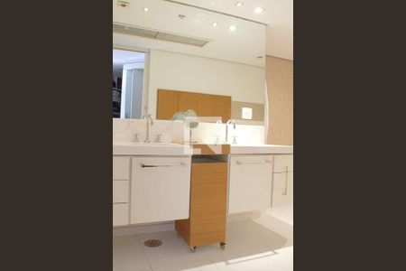 Apartamento para alugar com 365m², 3 quartos e 3 vagas Apartamento para alugar com 365m², 3 quartos e 3 vagasBanheiro 3