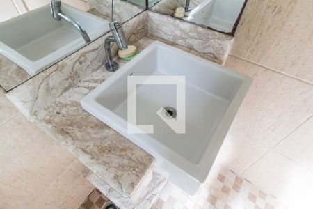 Apartamento para alugar com 57m², 2 quartos e 1 vagaDetalhe do banheiro