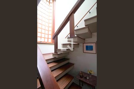 Casa à venda com 400m², 4 quartos e 3 vagasEscada