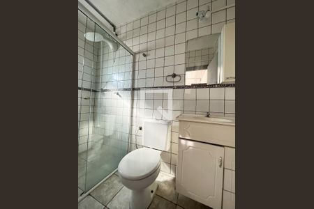 Casa à venda com 94m², 2 quartos e 2 vagas Casa à venda com 94m², 2 quartos e 2 vagasBanheiro da suíte edícula