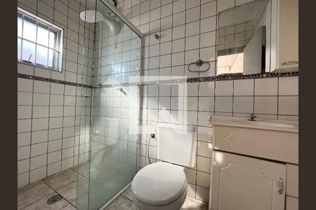 Casa à venda com 94m², 2 quartos e 2 vagas Casa à venda com 94m², 2 quartos e 2 vagasBanheiro da suíte edícula