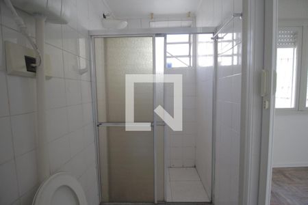 Banheiro de apartamento à venda com 1 quarto, 44m² em Passo da Areia, Porto Alegre