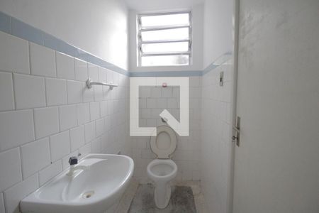 Banheiro de apartamento à venda com 1 quarto, 50m² em Passo D’areia, Porto Alegre