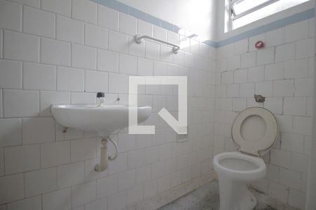 Banheiro de apartamento à venda com 1 quarto, 50m² em Passo D’areia, Porto Alegre