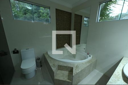 Casa para alugar com 300m², 3 quartos e 2 vagas Casa para alugar com 300m², 3 quartos e 2 vagasBanheiro