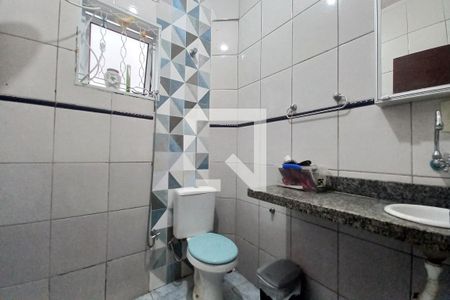 Casa à venda com 263m², 6 quartos e 4 vagas Casa à venda com 263m², 6 quartos e 4 vagasBanheiro Corredor